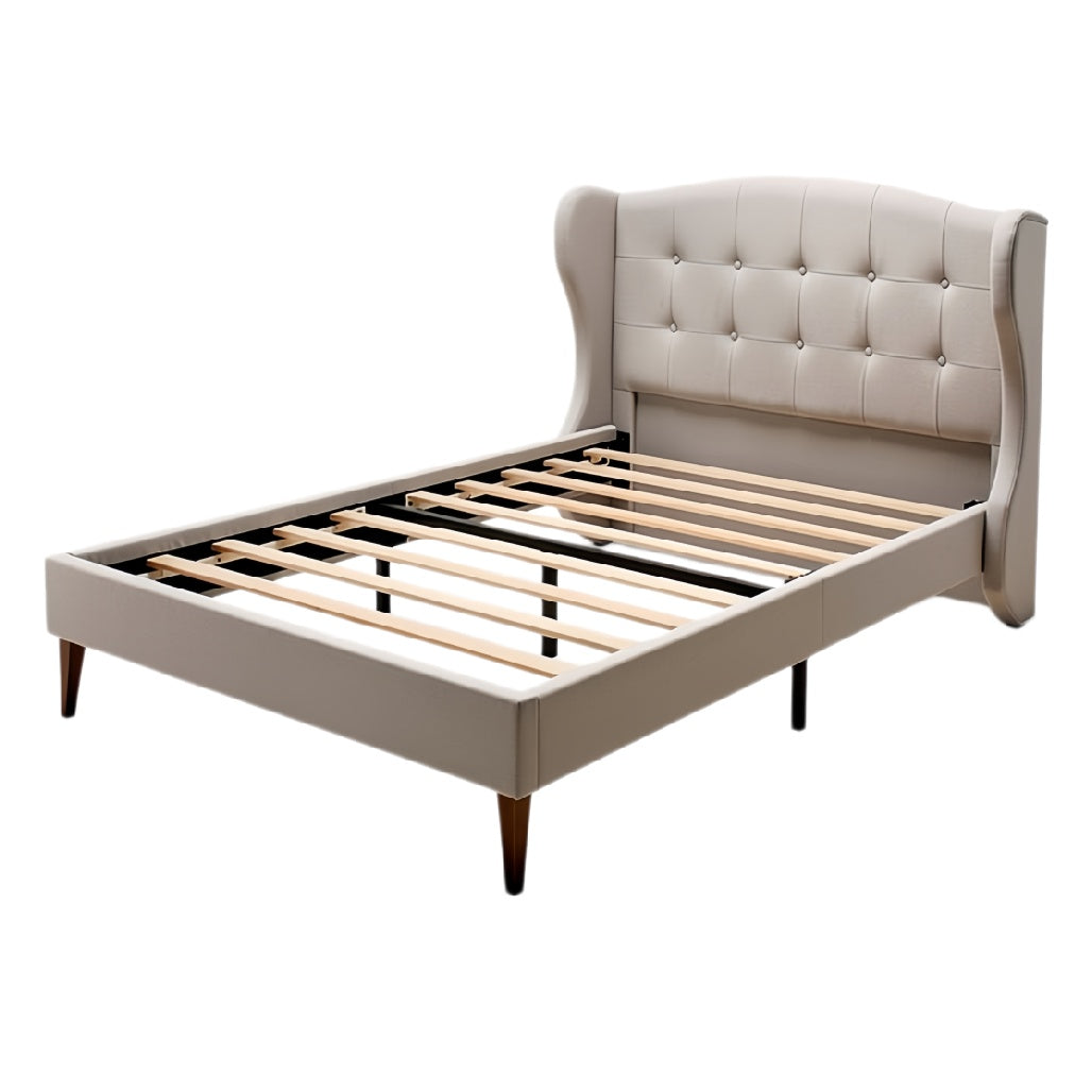 Elegante stofbed met strakke lijnen en houten poten